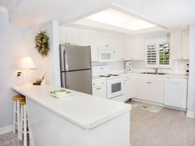 Fully equipped kitchen with breakfast bar